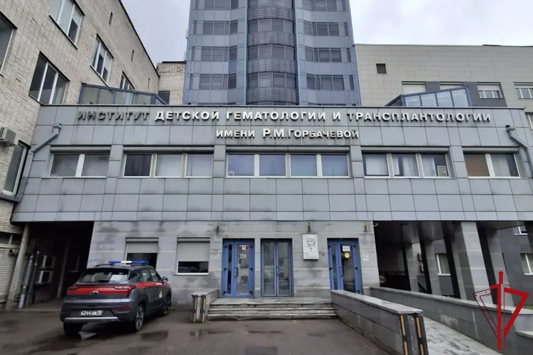 В Санкт-Петербурге представители Росгвардии посетили детскую больницу и передали маленьким пациентам подарки