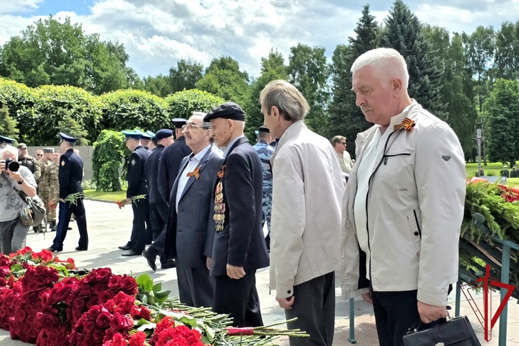 Представители ГУ Росгвардии приняли участие в торжественно-траурной церемонии на Пискарёвском мемориальном кладбище
