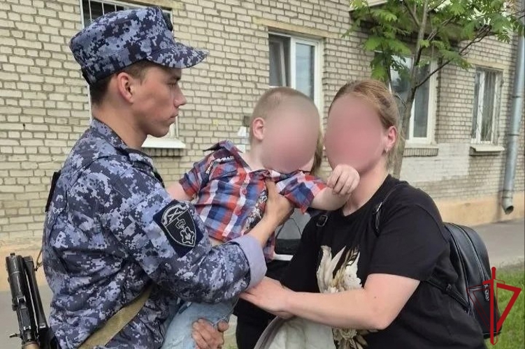 В Приморском районе сотрудники Росгвардии вернули матери малолетнего сына, ушедшего с детской площадки