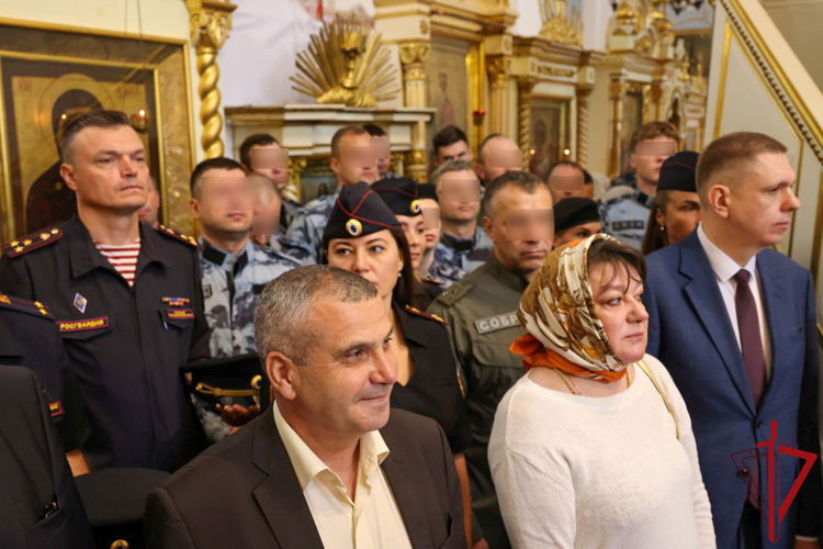 В Князь-Владимирском соборе представители ГУ Росгвардии приняли участие в богослужении в честь Дня Крещения Руси
