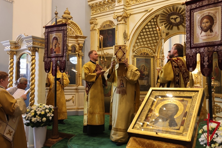 В Князь-Владимирском соборе представители ГУ Росгвардии приняли участие в богослужении в честь Дня Крещения Руси