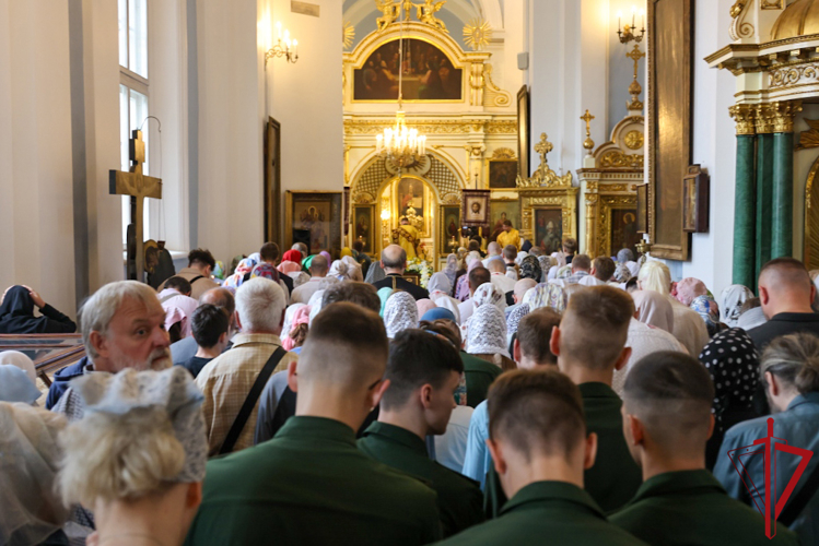 В Князь-Владимирском соборе представители ГУ Росгвардии приняли участие в богослужении в честь Дня Крещения Руси