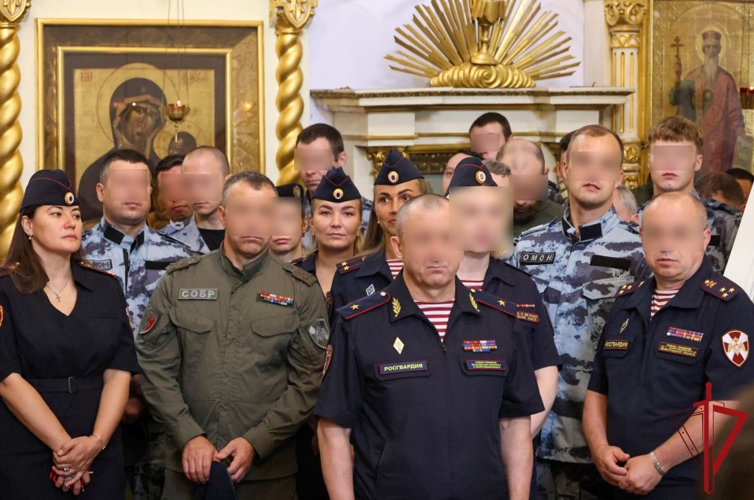 В Князь-Владимирском соборе представители ГУ Росгвардии приняли участие в богослужении в честь Дня Крещения Руси