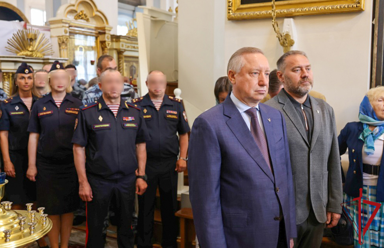 В Князь-Владимирском соборе представители ГУ Росгвардии приняли участие в богослужении в честь Дня Крещения Руси