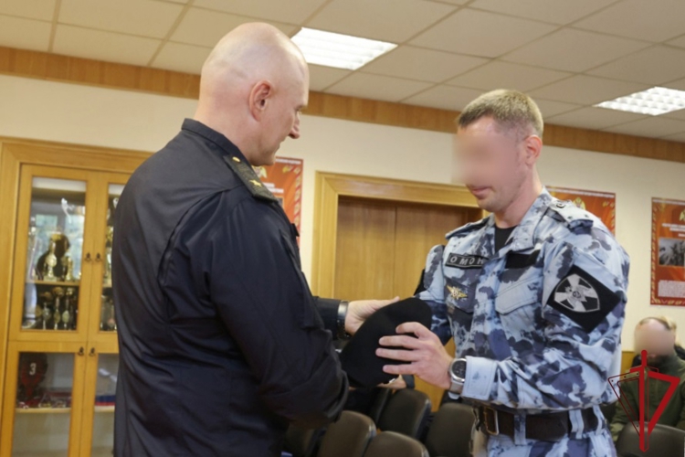 Начальник ГУ Росгвардии вручил геральдические знаки отличия сотрудникам спецподразделений территориального органа