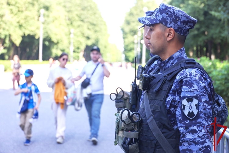 Cотрудники и военнослужащие Росгвардии обеспечили правопорядок при проведении матча "Зенит" - "Нефтчи"