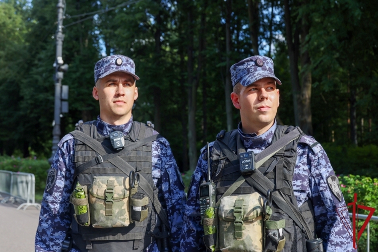 Cотрудники и военнослужащие Росгвардии обеспечили правопорядок при проведении матча "Зенит" - "Нефтчи"