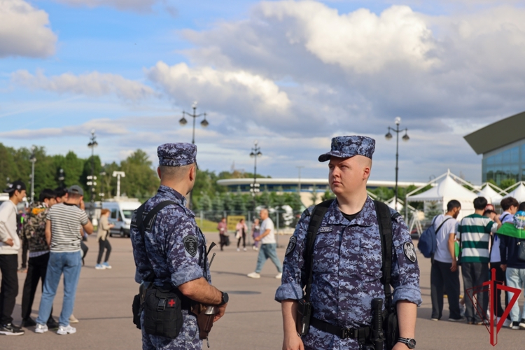 Cотрудники и военнослужащие Росгвардии обеспечили правопорядок при проведении матча "Зенит" - "Нефтчи"