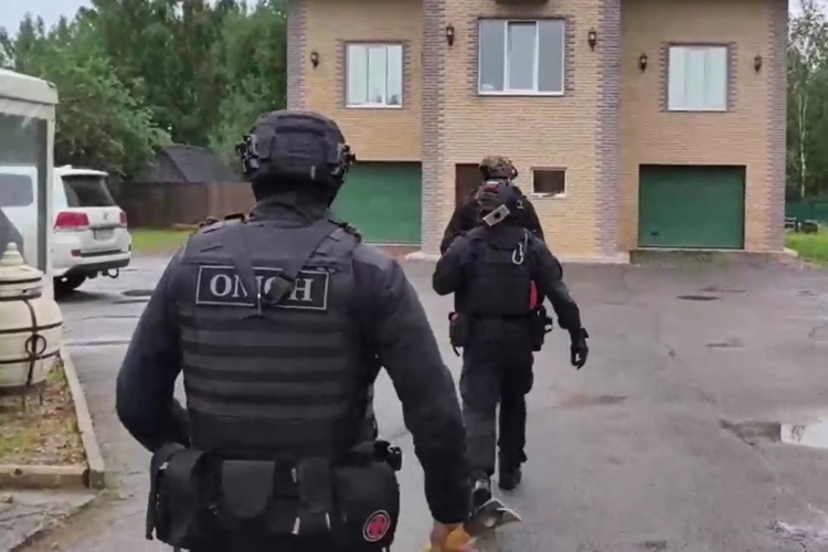 В Ленинградской области при содействии ОМОН Росгвардии пресечена деятельность подпольного рыбного производства с рабочими-нелегалами