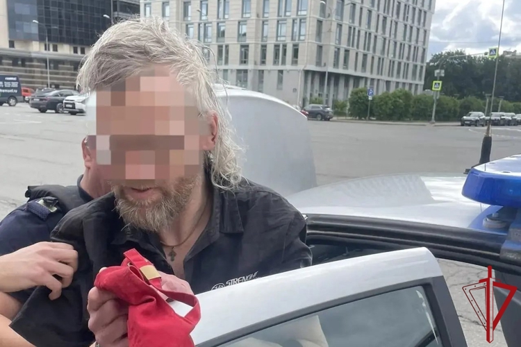 В Василеостровском районе росгвардейцы задержали гражданина, подозреваемого в совершении противоправных действий в отношении несовершеннолетних