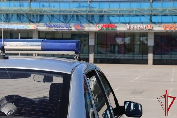 В Приморском районе сотрудники Росгвардии задержали разыскиваемую грабительницу после неудавшейся кражи одежды