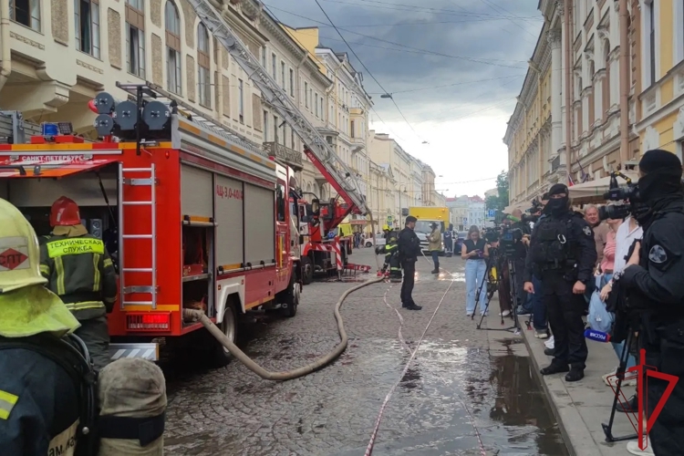 В Санкт-Петербурге сотрудники Росгвардии оказали содействие МЧС во время пожара в здании театра