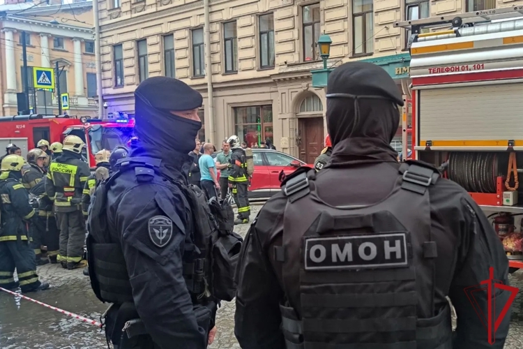 В Санкт-Петербурге сотрудники Росгвардии оказали содействие МЧС во время пожара в здании театра