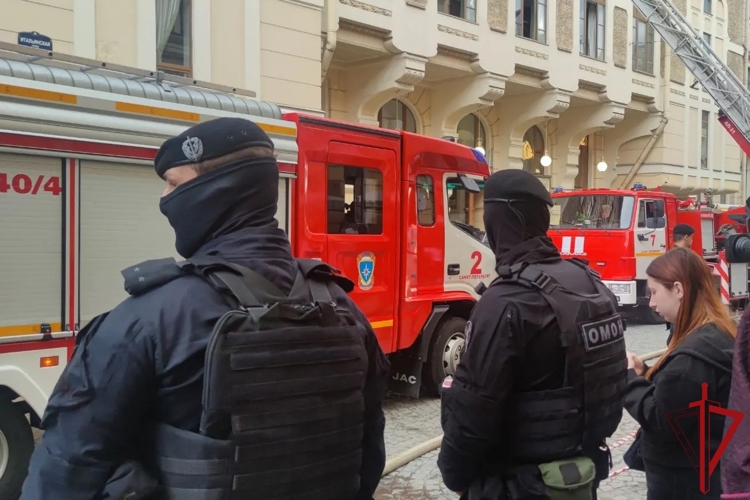 В Санкт-Петербурге сотрудники Росгвардии оказали содействие МЧС во время пожара в здании театра
