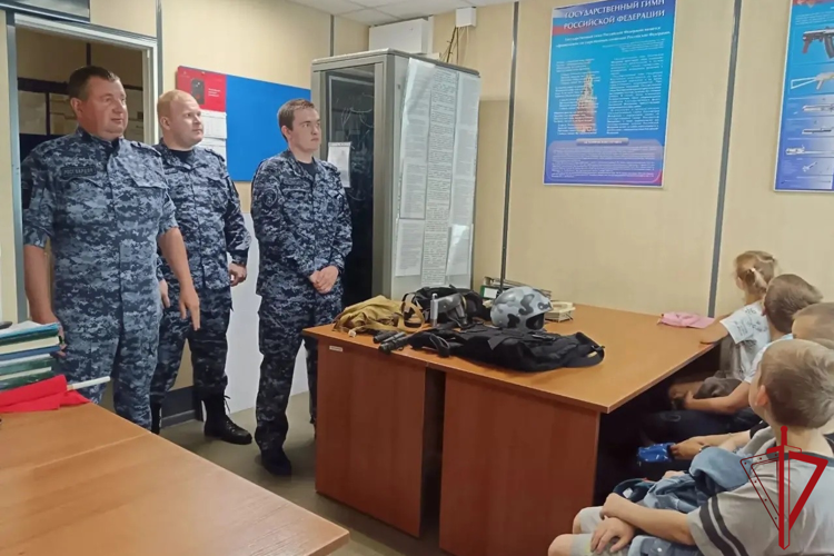 Сотрудники Росгвардии провели уроки безопасности для воспитанников летних лагерей