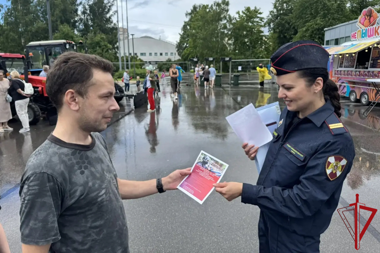 В Санкт-Петербурге представители Росгвардии приняли участие в Большом семейном фестивале