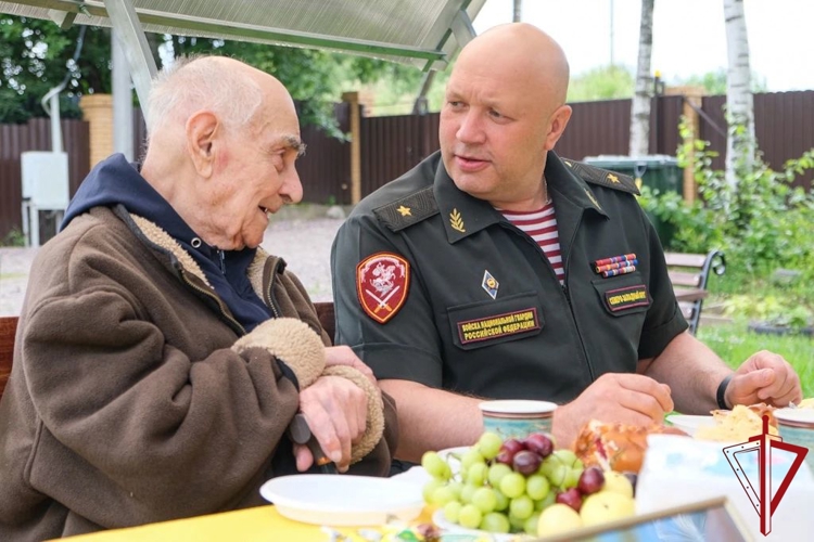 Петербургские росгвардейцы исполнили просьбу 103-летнего ветерана Великой Отечественной войны