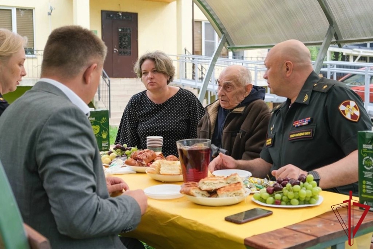 Петербургские росгвардейцы исполнили просьбу 103-летнего ветерана Великой Отечественной войны