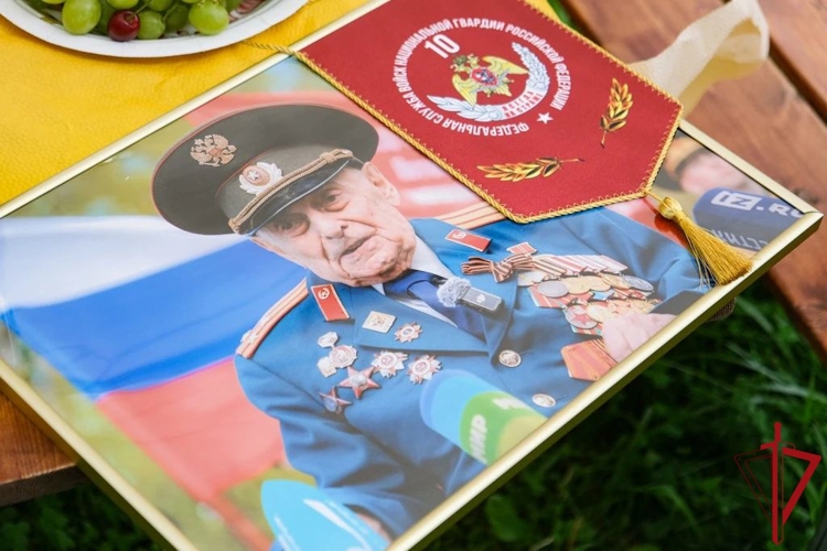 Петербургские росгвардейцы исполнили просьбу 103-летнего ветерана Великой Отечественной войны