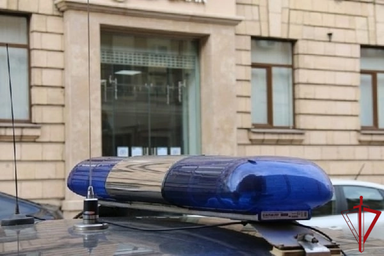 В Центральном районе сотрудники Росгвардии задержали хулигана, наносившего надписи на фасад шахты метро