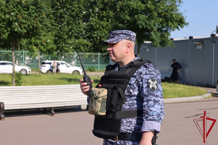 Сотрудники и военнослужащие Росгвардии обеспечили правопорядок при проведении матча "Зенит" - "Црвена Звезда" 