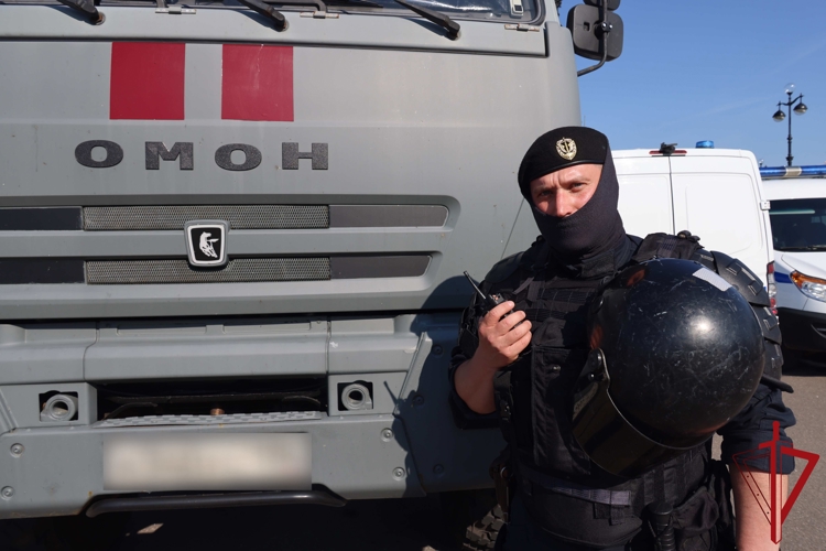 Сотрудники и военнослужащие Росгвардии обеспечили правопорядок при проведении матча "Зенит" - "Црвена Звезда" 