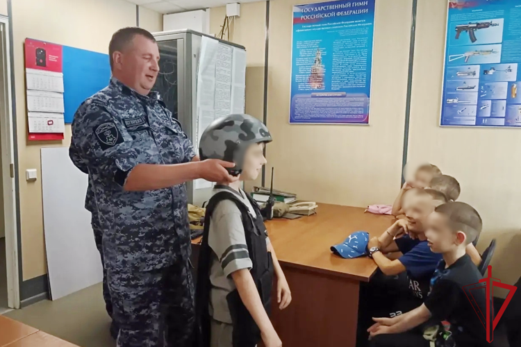 Сотрудники Росгвардии провели уроки безопасности для воспитанников летних лагерей