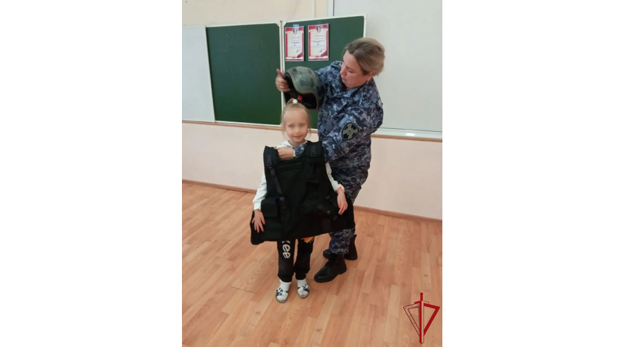 В Петербурге и Ленобласти сотрудники вневедомственной охраны провели уроки безопасности для детей
