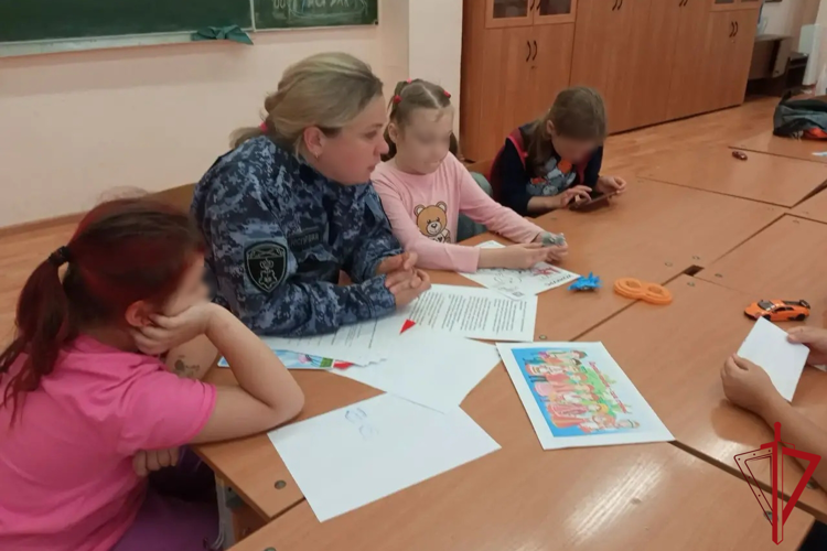 В Петербурге и Ленобласти сотрудники вневедомственной охраны провели уроки безопасности для детей