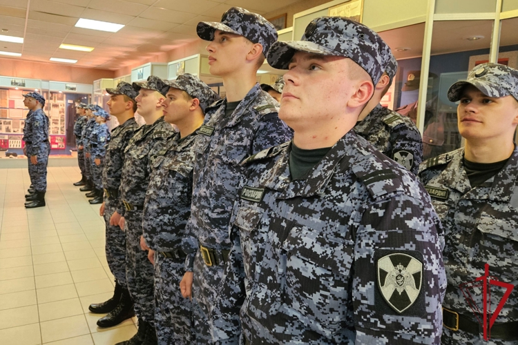 В Санкт-Петербурге молодые сотрудники вневедомственной охраны Росгвардии торжественно приняли присягу