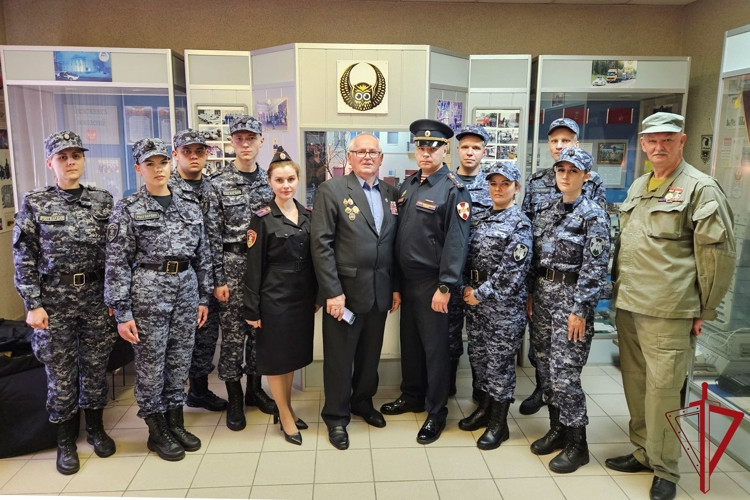 В Санкт-Петербурге молодые сотрудники вневедомственной охраны Росгвардии торжественно приняли присягу