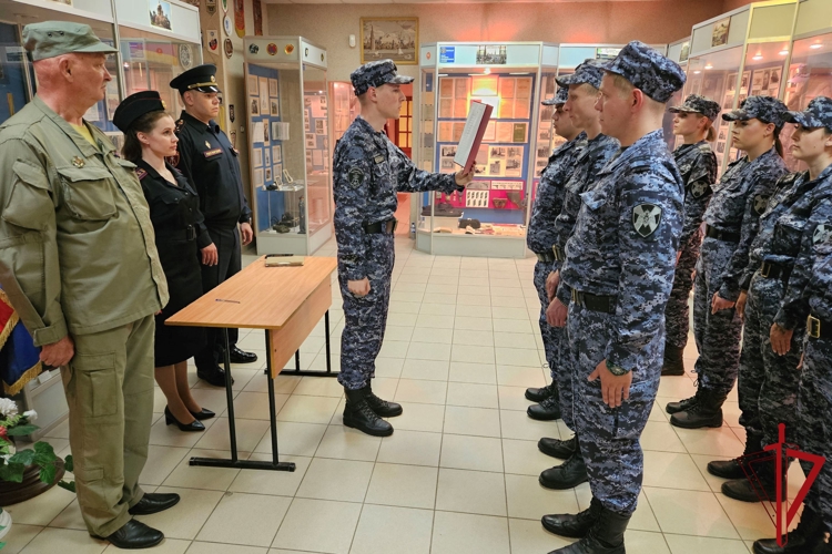 В Санкт-Петербурге молодые сотрудники вневедомственной охраны Росгвардии торжественно приняли присягу