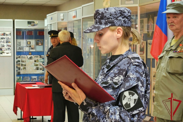 В Санкт-Петербурге молодые сотрудники вневедомственной охраны Росгвардии торжественно приняли присягу