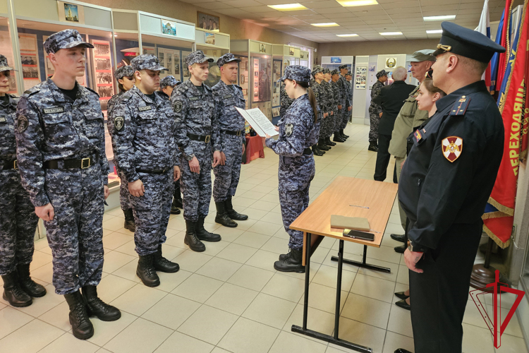 В Санкт-Петербурге молодые сотрудники вневедомственной охраны Росгвардии торжественно приняли присягу