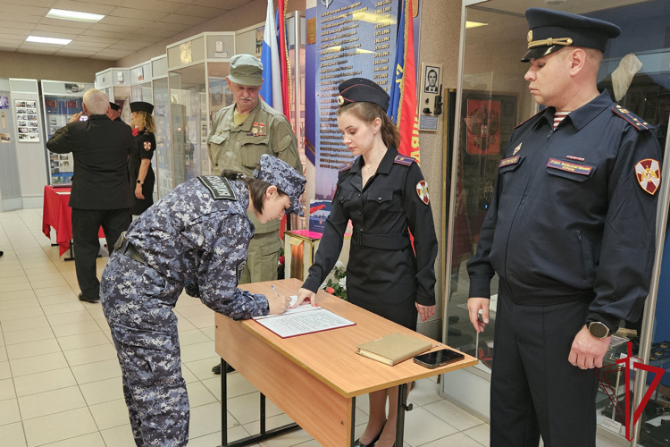 В Санкт-Петербурге молодые сотрудники вневедомственной охраны Росгвардии торжественно приняли присягу