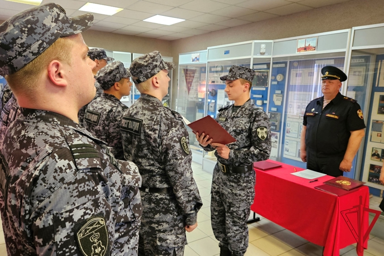 В Санкт-Петербурге молодые сотрудники вневедомственной охраны Росгвардии торжественно приняли присягу