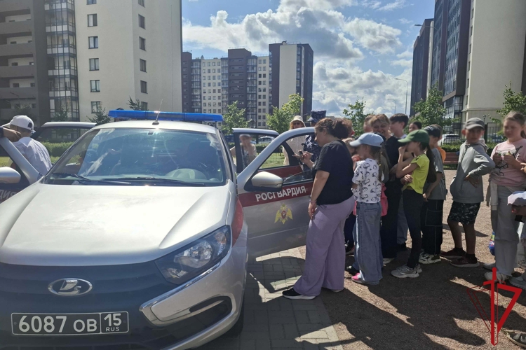 В Петербурге сотрудники Росгвардии провели уроки безопасности для воспитанников детских учреждений