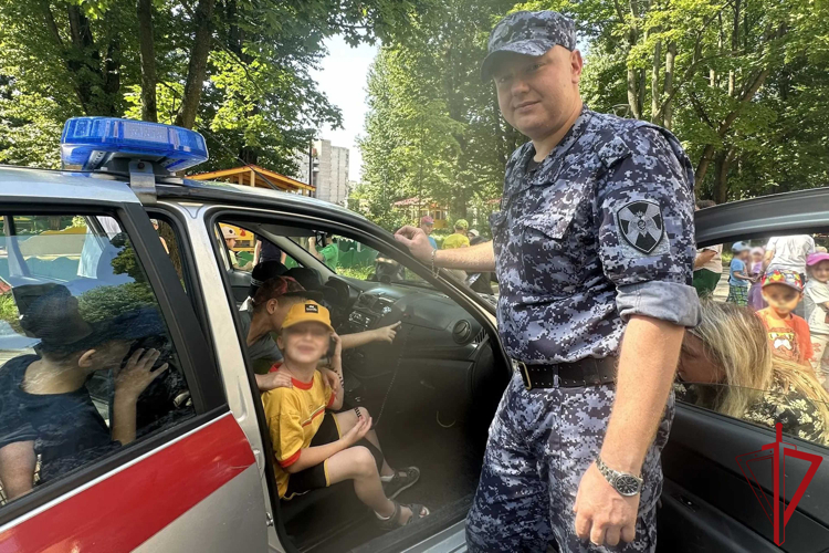 В Петербурге сотрудники Росгвардии провели уроки безопасности для воспитанников детских учреждений