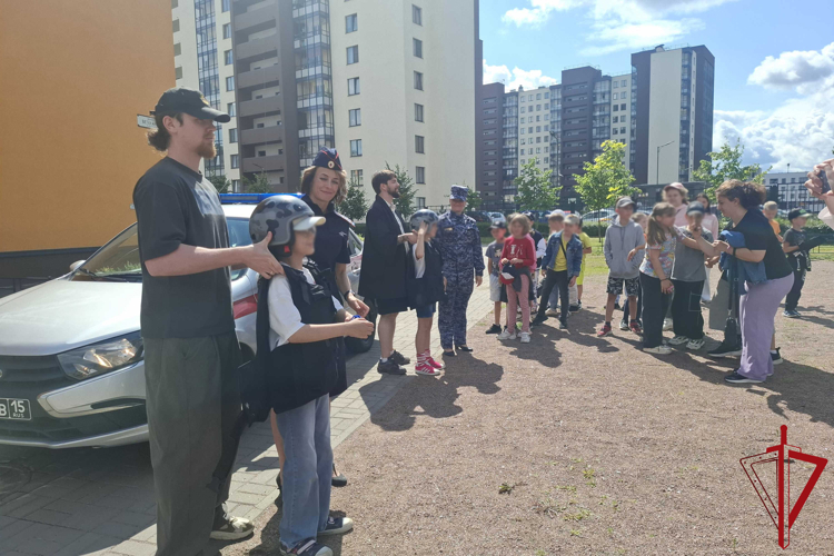 В Петербурге сотрудники Росгвардии провели уроки безопасности для воспитанников детских учреждений