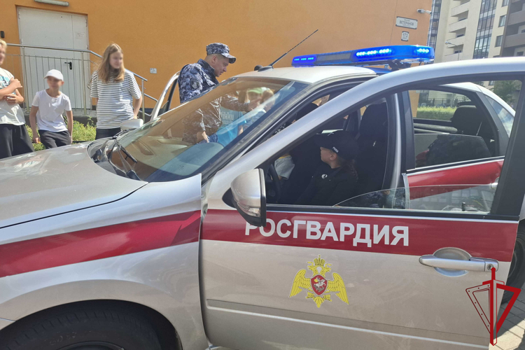 В Петербурге сотрудники Росгвардии провели уроки безопасности для воспитанников детских учреждений
