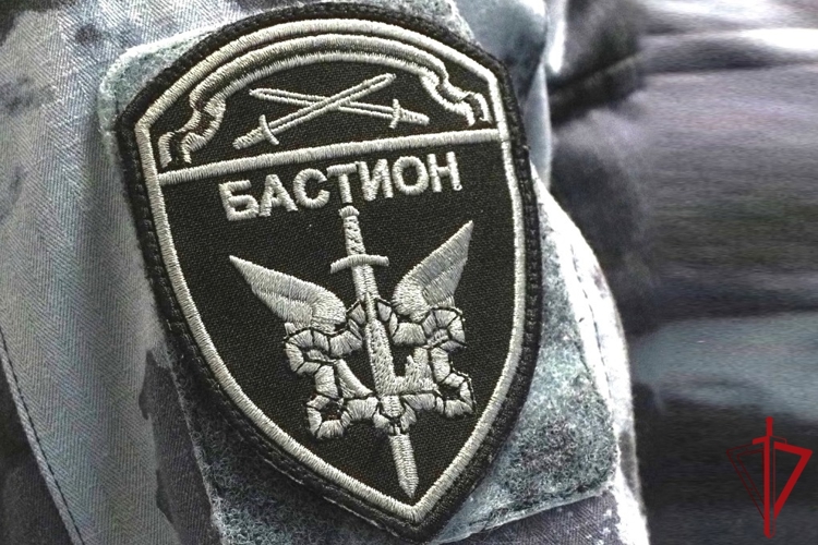 В Санкт-Петербурге сотрудники ОМОН Росгвардии пришли на помощь гражданину, у которого произошел приступ эпилепсии