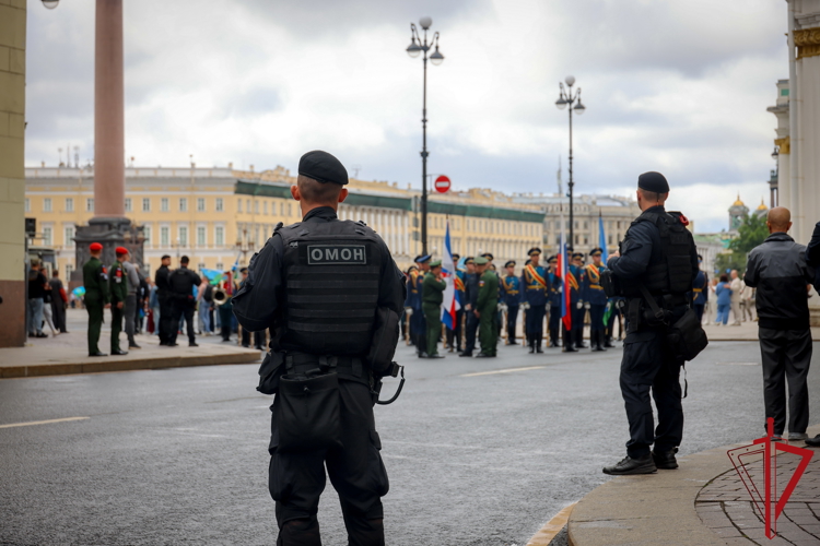 В Петербурге сотрудники Росгвардии обеспечили правопорядок в День Воздушно-десантных войск
