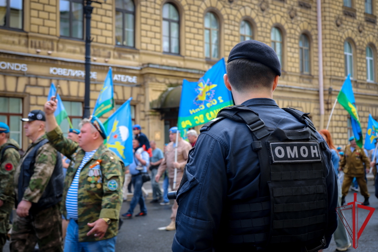 В Петербурге сотрудники Росгвардии обеспечили правопорядок в День Воздушно-десантных войск