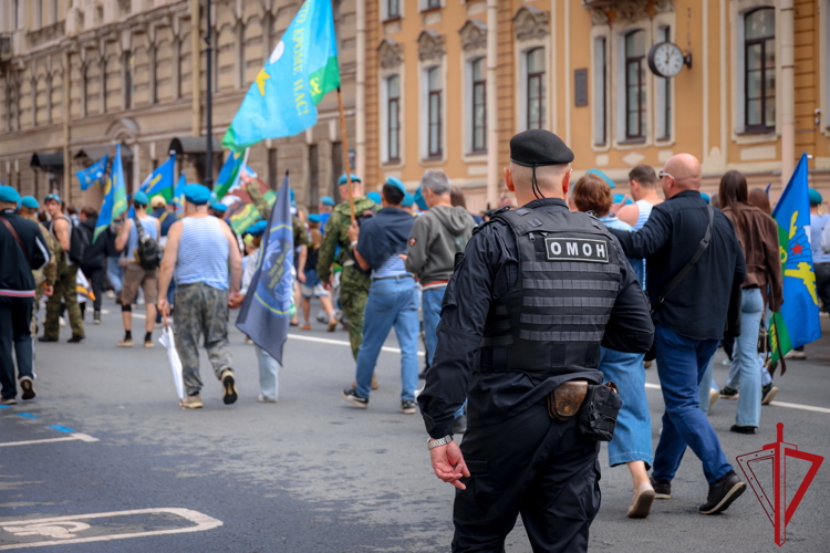 В Петербурге сотрудники Росгвардии обеспечили правопорядок в День Воздушно-десантных войск