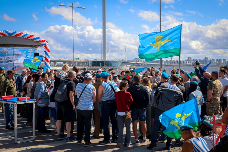 В Петербурге сотрудники Росгвардии обеспечили правопорядок в День Воздушно-десантных войск