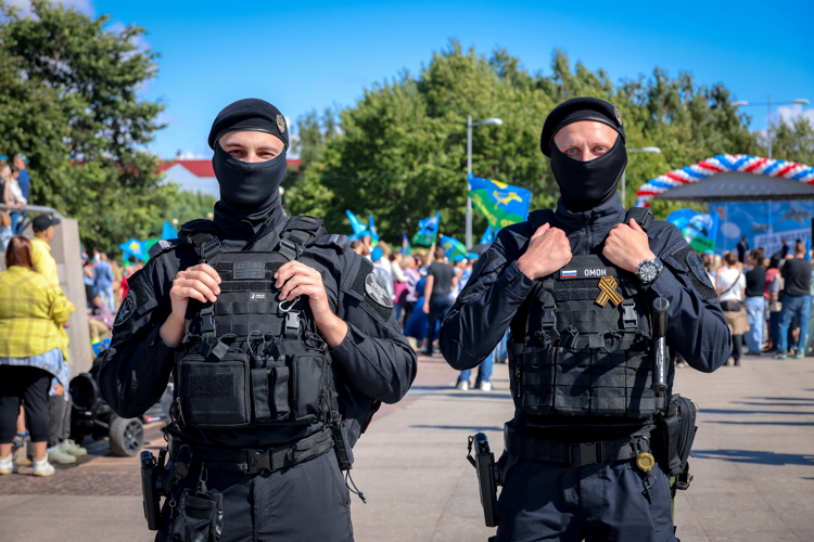 В Петербурге сотрудники Росгвардии обеспечили правопорядок в День Воздушно-десантных войск
