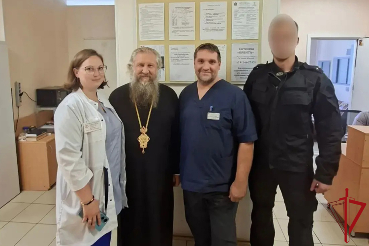 Сотрудники петербургского ОМОН посетили раненых бойцов в Александровской больнице