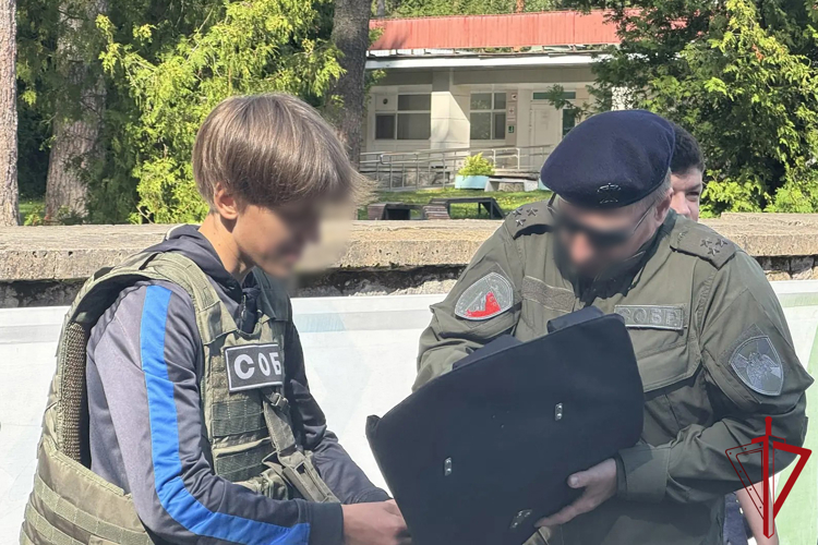 В Петербурге сотрудники Росгвардии провели уроки безопасности для детей в одном из летних лагерей