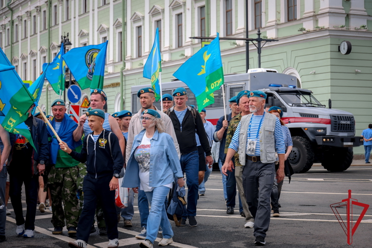 В Петербурге сотрудники Росгвардии обеспечили правопорядок в День Воздушно-десантных войск