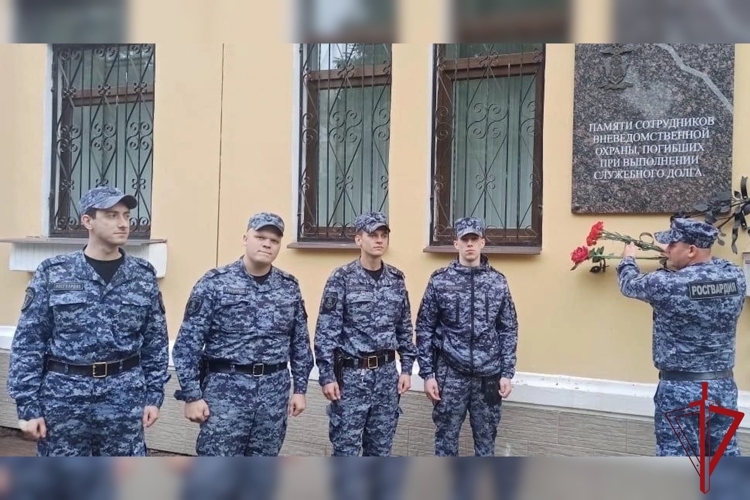 В Ленинградской области сотрудники вневедомственной охраны Росгвардии почтили память коллеги, погибшего при исполнении служебного долга